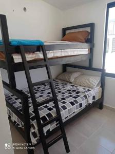 um quarto com 2 beliches e uma escada em casa en Puerto Vallarta em Las Juntas