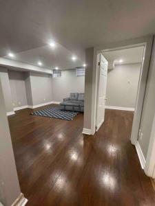 ein leeres Wohnzimmer mit Couch in einem Zimmer in der Unterkunft Guest Suite in Oakville in Oakville