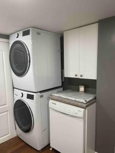 eine Küche mit einer Waschmaschine und einer Waschmaschine in der Unterkunft Guest Suite in Oakville in Oakville