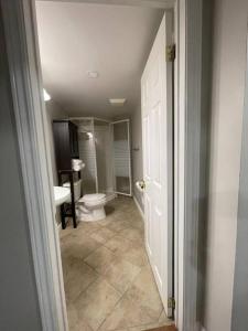 ein Bad mit einem WC und einem Waschbecken in der Unterkunft Guest Suite in Oakville in Oakville