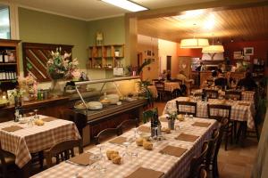 מסעדה או מקום אחר לאכול בו ב-Agriturismo Mazzeracca