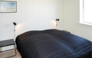 スナーヴィグにあるNice Home In Ringkbing With House A Panoramic Viewのベッドルーム1室(ベッド1台、ライト2つ付)