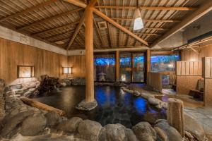 una piscina d'acqua in una stanza con rocce di Toushinan Komeya a Ito