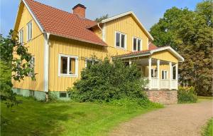 特拉諾斯的住宿－Nice Home In Trans With Wifi，黄色的房屋,有红色的屋顶