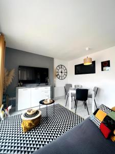 een woonkamer met een bank en een tafel bij Appartement T3 Cosy vue port in Lattes