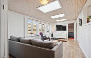 พื้นที่นั่งเล่นของ Stunning Home In Bjert With House Sea View