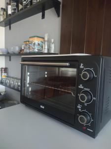 エスケルにあるROCAYAS HOMEの電子レンジ、キッチンカウンター