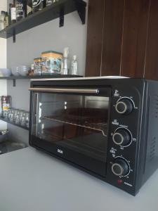 un horno microondas en la parte superior de una barra de cocina en ROCAYAS HOME en Esquel