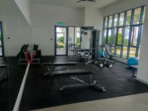 Fitness centrum a/nebo fitness zařízení v ubytování Infinity pool apartment with stunning sunset view - GM Remia Residence Ambang Botanic