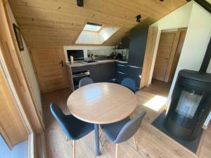 Kuchyň nebo kuchyňský kout v ubytování Appartement avec balcon et parking, vue sur montagnes - FR-1-692-88