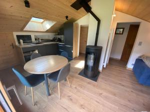 Kuchyň nebo kuchyňský kout v ubytování Appartement avec balcon et parking, vue sur montagnes - FR-1-692-88 + 3 fotografie