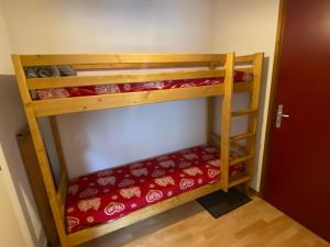 ein paar Etagenbetten in einem Zimmer in der Unterkunft Charmant 2 pièces avec terrasse et parking proche des pistes à La Chapelle-d'Abondance - FR-1-692-89 in La Chapelle-dʼAbondance