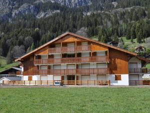 ein großes Gebäude mit Balkonen an der Seite eines Berges in der Unterkunft Charmant 2 pièces avec terrasse et parking proche des pistes à La Chapelle-d'Abondance - FR-1-692-89 in La Chapelle-dʼAbondance + 6 Fotos