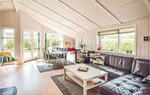 SønderbyにあるStunning Home In Juelsminde With 3 Bedrooms, Sauna And Wifiのリビングルーム(ソファ、テーブル付)
