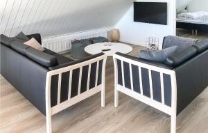 un soggiorno con divano e tavolo di Cozy Home In Rm With Wifi a Sønderby
