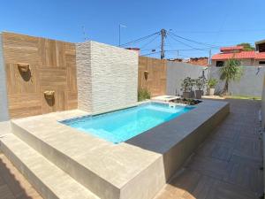 een zwembad in het midden van een achtertuin bij Casa amarela 2km de Geribá-Buzios in Búzios