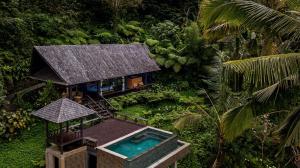 una vista aerea di una piccola casa con piscina di Villa Togog a Penebel