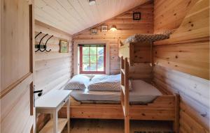 1 dormitorio en una cabaña de madera con 2 literas en 3 Bedroom Stunning Home In Vossestrand, en Vossestrand