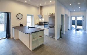 Køkken eller tekøkken på Nice Home In Ebeltoft With 4 Bedrooms And Wifi