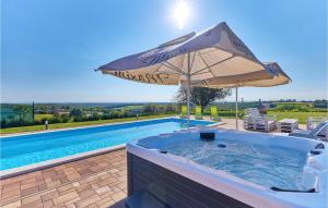 vasca idromassaggio con ombrellone accanto alla piscina di Nice Home In Kupinovac With Kitchen 