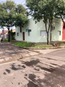 an empty street in front of a white building at Casa centrica! in Artigas