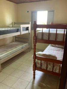 阿蒂加斯的住宿－Casa centrica!，一间卧室设有两张双层床和一扇窗户。
