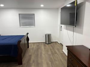 um quarto com uma cama e uma televisão de ecrã plano em Executive Guesthouse em Middletown