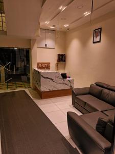 SREENARAYANA TOURIST HOME في غوروفايور: غرفة معيشة مع أريكة وطاولة