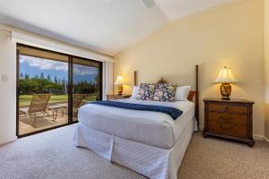 Kapalua Golf Villas 15P5-6 condo في Kahana: غرفة نوم بسرير كبير وبلكونة