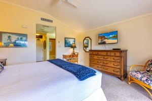 Kapalua Golf Villas 15P5-6 condo في Kahana: غرفة نوم بسرير ابيض وخزانة
