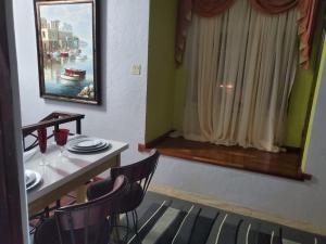 comedor con mesa, sillas y ventana en The Palms- Caribbean Estates -10 minutes from the beach- Gated Community, en Portmore