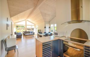 エーベルトフトにあるAwesome Home In Ebeltoft With 3 Bedrooms And Wifiのキッチン、リビングルーム(テーブル、椅子付)