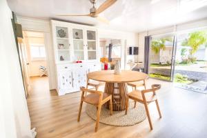 uma cozinha com mesa e cadeiras num quarto em Opoa Beach Hotel em Opoa