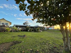 Mata ki te Rangi Rapa Nui tesisinin dışında bir bahçe