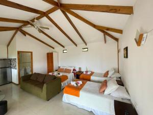 - un salon avec deux lits et un canapé dans l'établissement Mata ki te Rangi Rapa Nui, à Hanga Roa