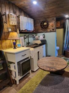 eine Küche mit einem Herd und einem Tisch im Zimmer in der Unterkunft Hobbit Haven in Santa Barbara