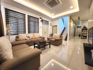 uma sala de estar com dois sofás e uma mesa em Relax Inn 92 Alor Setar 旅安居 em Alor Setar