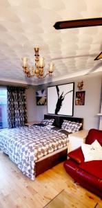 sypialnia z łóżkiem i telewizorem na ścianie w obiekcie Fox Lodge w mieście Drogheda