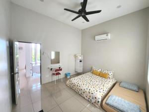 sypialnia z łóżkiem i wentylatorem sufitowym w obiekcie Relax Inn 92 Alor Setar 旅安居 w mieście Alor Setar