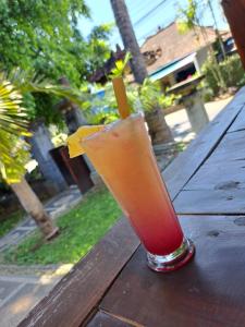 una bebida sobre una mesa de madera en Di Abian Resort, en Amed