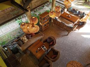 una vista aérea de una sala de estar con muebles y lámparas en Di Abian Resort, en Amed