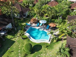 una vista aérea de una piscina en un patio en Di Abian Resort, en Amed