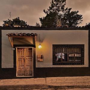 dom z drewnianymi drzwiami i oknem w obiekcie Hostel Boutique 55 w mieście San Cristóbal de Las Casas