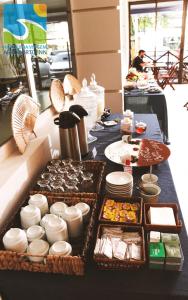 una mesa con alimentos y otros alimentos. en Hotel Boa Viagem Aeroporto, en Recife
