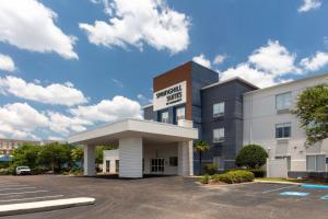 una representación de la parte delantera de un hotel con aparcamiento en SpringHill Suites by Marriott Baton Rouge South, en Baton Rouge