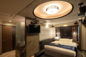 ホテル ブルジュア 久留米 Hotel Bvljua -レジャーホテル-客房内的一张或多张床位