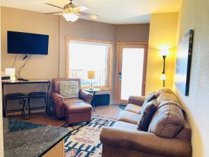 salon z kanapą i krzesłem w obiekcie Horsetooth Peak 26C Condo w mieście Estes Park
