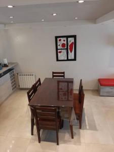 - une salle à manger avec une table et des chaises en bois dans l'établissement Moderno Duplex - Alquiler en Comodoro Rivadavia, à Comodoro Rivadavia