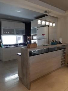 una cucina con frigorifero e piano di lavoro di Moderno Duplex - Alquiler en Comodoro Rivadavia a Comodoro Rivadavia