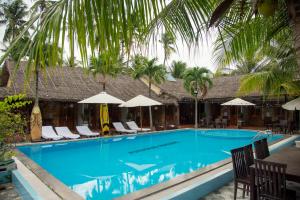 einen Pool in einem Resort mit Stühlen und Sonnenschirmen in der Unterkunft PHƯƠNG NHUNG HOTEL in Phan Thiet